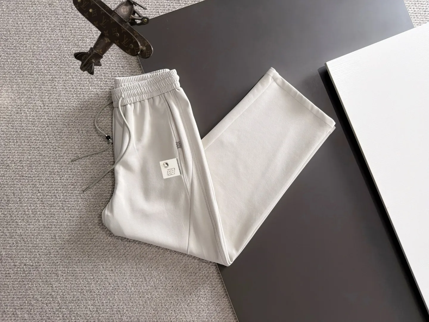 Next day shipment P195 Balenciaga High Quality 2026 Autumn and Winter New Arrival elastic band casual pants, counter-customized fabrics, Breathable, high comfort, impeccable details, brand element design concept, reflecting high quality. It feels delicate and soft! It presents a casual cut and the upper body shape is great! Sizes:S-3XL